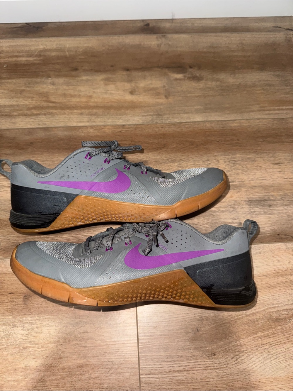 Nike Men’s Metcon 1 gray training shoes